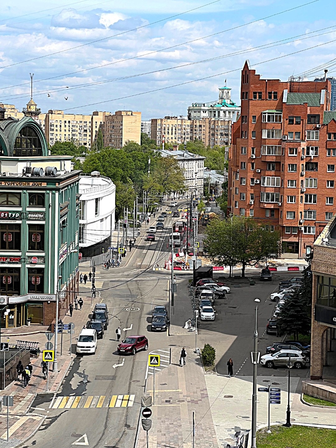       ВАША  2-х КОМНАТНАЯ КВАРТИРА В ЦЕНТРЕ МОСКВЫ!  Высокие потолки, изолированные комнаты, окна выходят на  тихий переулок. Дом с лифтом, чистый, ухоженный подъезд, интеллигентные соседи. Огороженная территория,  зеленый двор с детской площадкой. Парковка бесплатная во дворе (всегда есть парковочн