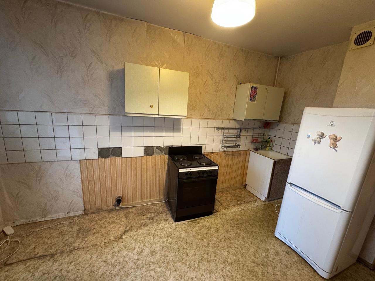Уютная распашонка с двумя балконами и лифтом.
Не ищете компромиссов между комфортом, тишиной и инфраструктурой? Эта квартира вас приятно удивит. Пятый этаж, лифт (в пятиэтажке!), распашонка с двумя лоджиями, просторная кухня — всё, что нужно для жизни с комфортом.
Основное о квартире:
2 комнаты, общ