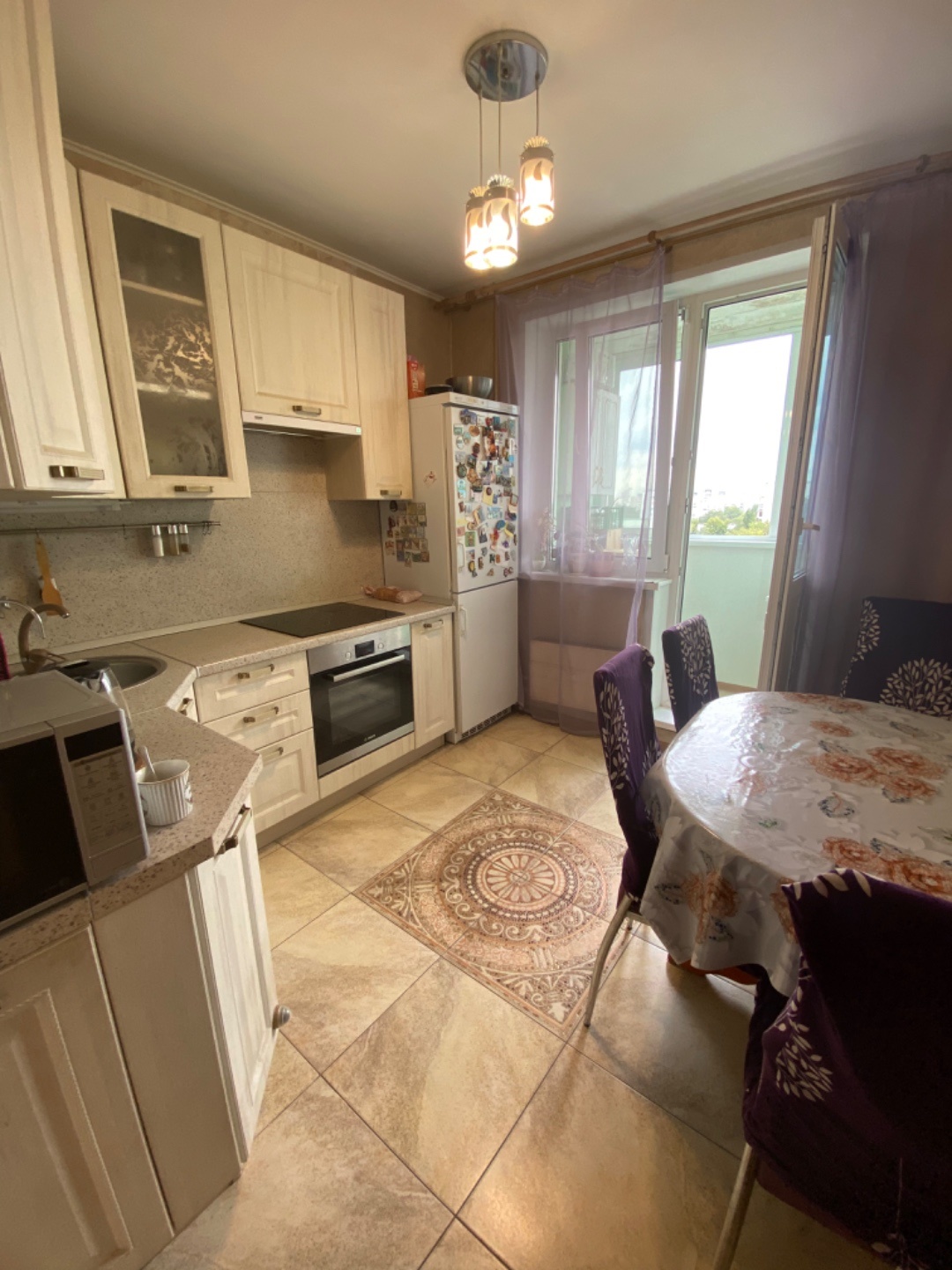 Лучшее предложение в этом районе!!!
Продается  трех комнатная квартира распашонка. Комнаты светлые изолированные , две застекленные лоджии, просторный коридор, большая кухня. Планировка очень удачная,  общий тамбур на две квартиры, 4 квартиры на этаже.Один взрослый собственник - уже  более 10 лет, п