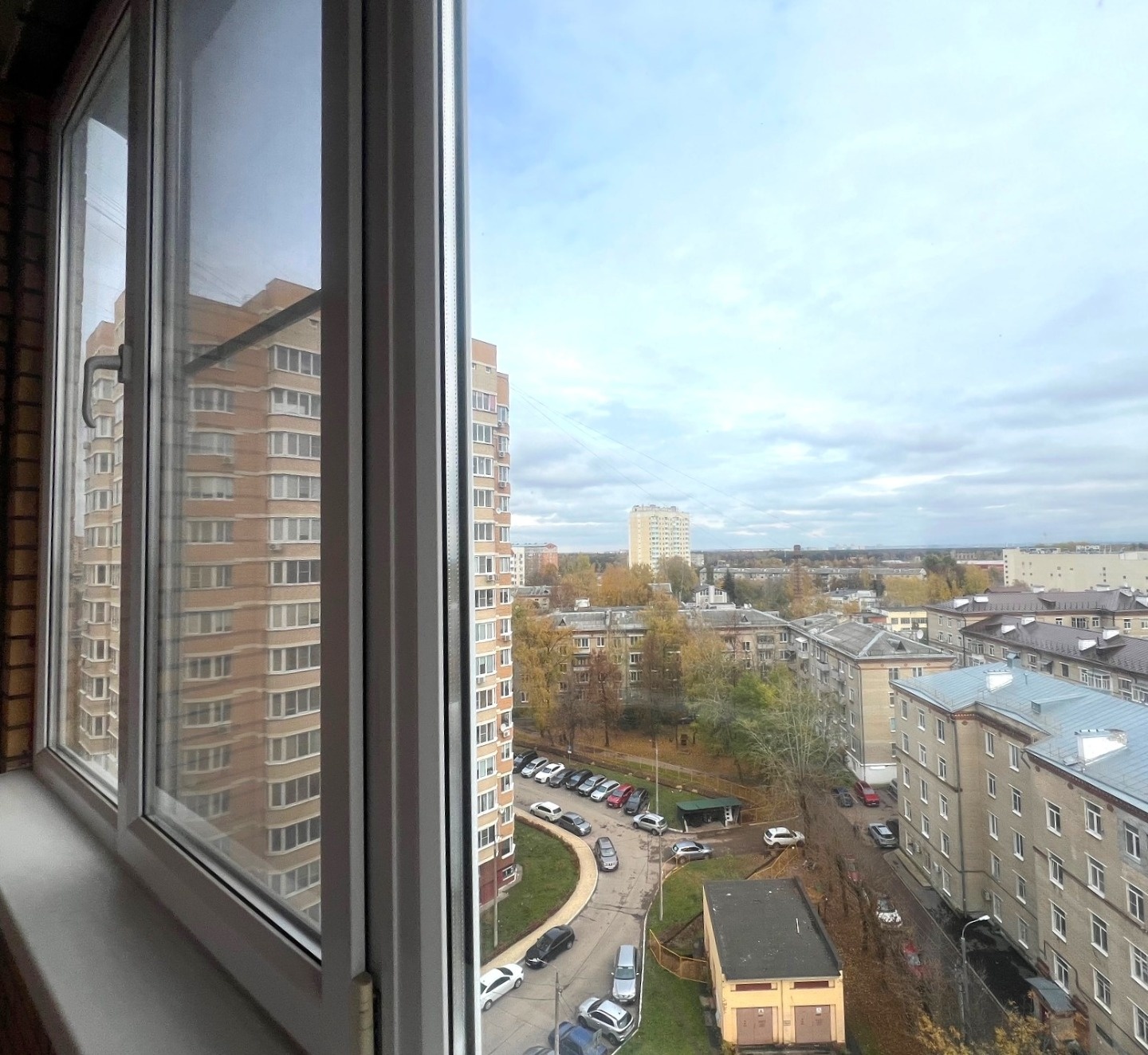      ВАША двухкомнатная  квартира  в прекрасном доме с консьержем. Удобная планировка, две лоджии, окна выходят во двор . Прекрасный вид - можно любоваться закатами.  
В пешей доступности есть все необходимое для комфортной жизни: детские сады, школы, поликлиника, ледовый дворец, дом культуры, ТЦ , 