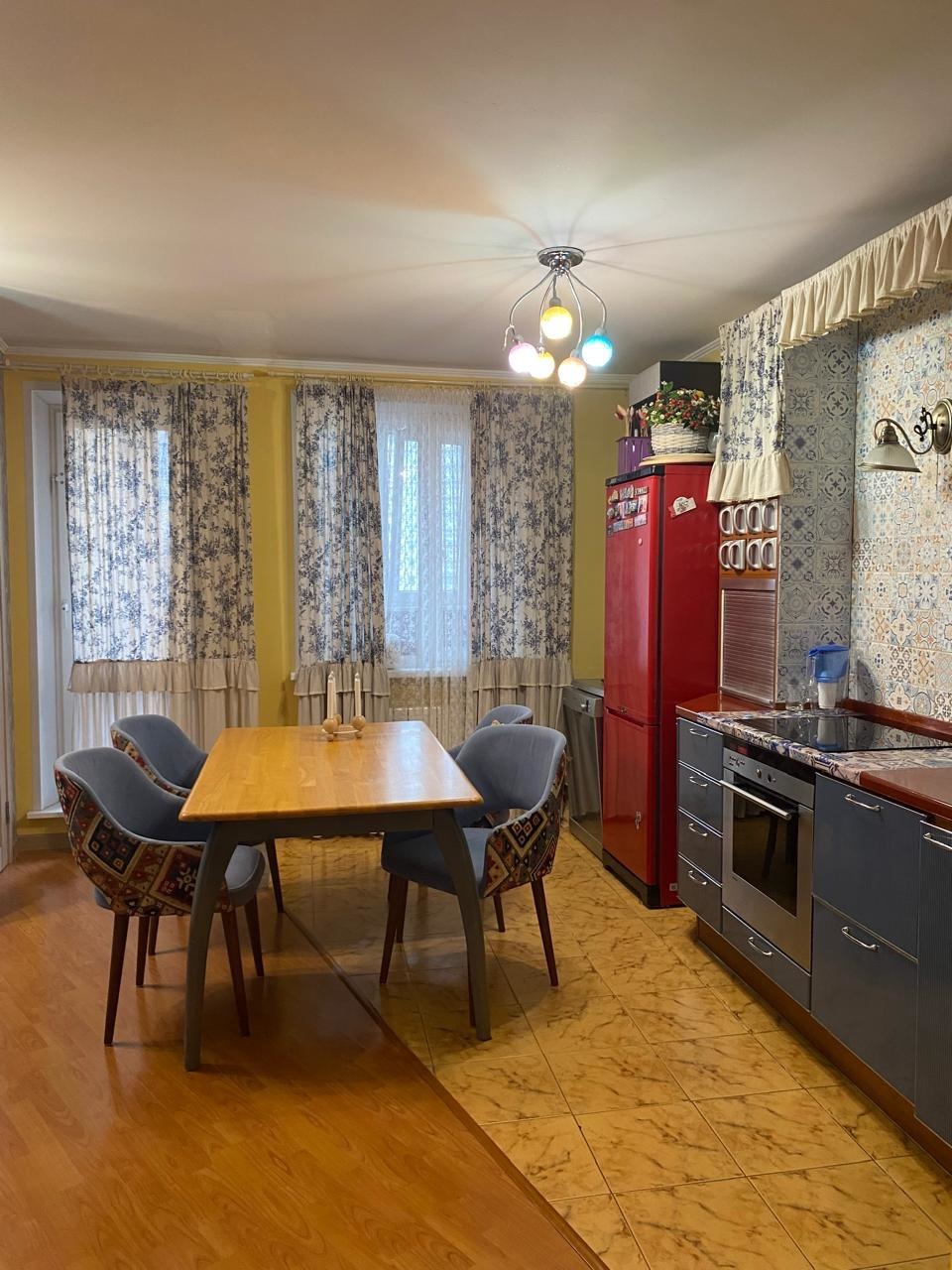 Уникальное  предложение! 
Москва!
Метро  Марьино 1 минута  пешком ! 
Уютная 2-х комнатная квартира  !
С большой кухней - гостиной!
Две изолированные комнаты!
Две  лоджии!
Полностью  укомплектована мебелью и техникой! 
Закрытая ,  свободная площадка на две квартиры! 
Безопасность на высшем уровне! 
З