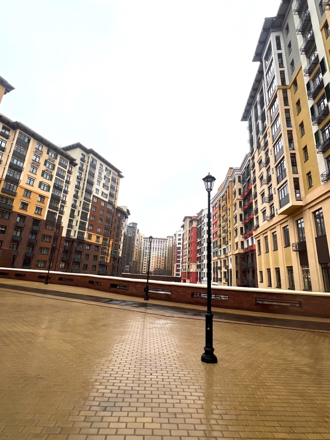  ВАША квартира с лоджией в уютном, красивом и живописном ЖК Римский. Отделка White box. Окна выходят в уютный дворик.
 Дворы в несколько уровней в стиле европейского пригорода. Закрытая территория, для  ваших автомобилей предусмотрен подземный паркинг и подземные межквартальные проезды.
 Развитая 