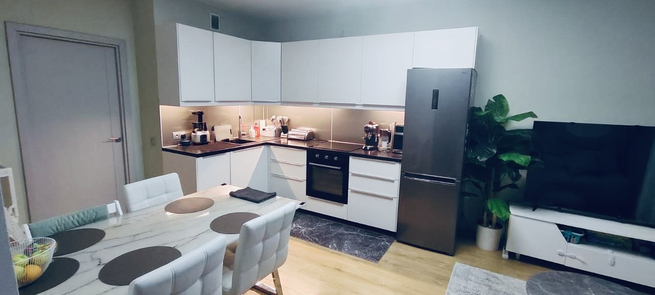 Евро 3-х комнатная квартира! 
Полностью укомплектована мебелью и техникой! Готова к полноценному проживанию! 
Остается все для новых жильцов. 

Инфраструктура  сложившаяся , есть абсолютно все! ( школа во дворе, детский сад во дворе, поликлиника, магазины на любой вкус, кафе, аптеки и много другое )