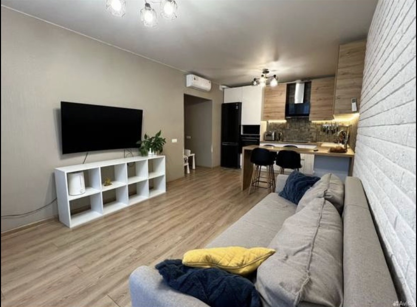 Продается  евро трешка  с большой кухней гостинной в жилом комплексе Митино Парк, расположенном в городе Красногорск на улице Видная, дом 3. Квартира обладает отличной транспортной доступностью: всего в 10 минутах пешком находится станция метро Митино. 
В квартире предусмотрены два санузла, две 