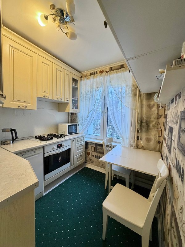 В продаже , удачно перепланированная в евродвушку квартира. Теплая. Солнечная сторона. Отличный вид, из окна !!!   Качественный косметический ремонт, можем оставить всю мебель и технику(по договоренности) заезжай и живи. Дом с удобной локацией, все объекты инфраструктуры расположены в шаговой доступ