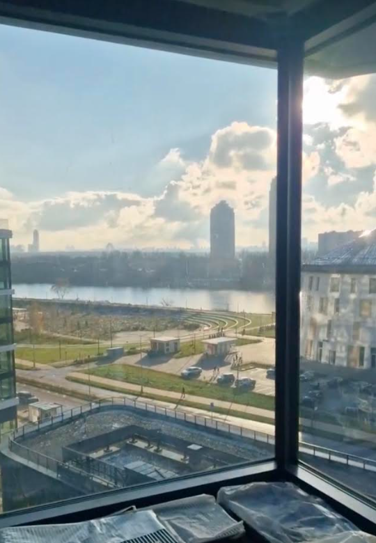 Срочная продажа! Ключи на руках , собственность получена ! Один собственник ,не единственное жилье , без обременений , свободная продажа . Так же есть Машино -место и кладовка большая .Самое лучшее предложение , дешевле чем у застройщика . Первая линия с видом на реку .  Звоните ,не упустите шанс вы