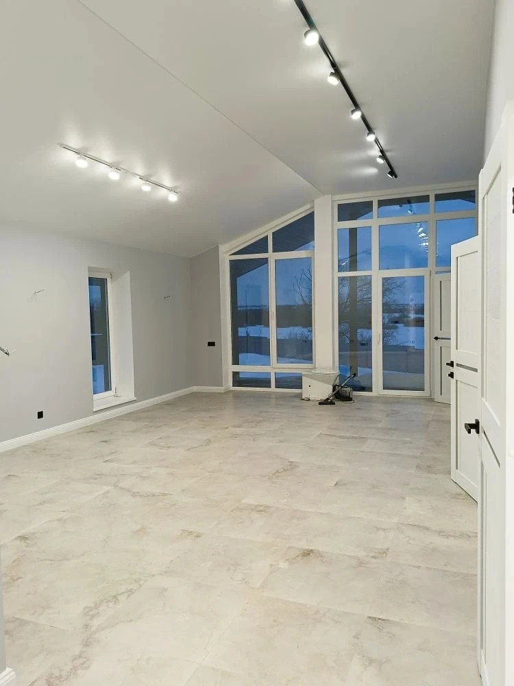 Продается новый дом для круглогодичного проживания. Крайний по улице,прекрасный панорамный вид с террасы.Толщина стен 70 см. фундамент фбс блоки, плиты перекрытия,монолит. Отопление: газовый котел, тёплые полы. Окна в пол, панорамное остекленение. Высота потолка более 4м. На участке гараж 20 кв.м, з