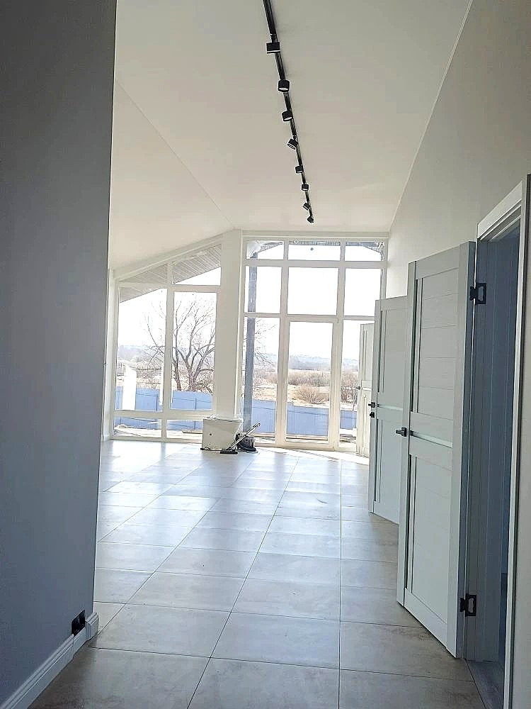 Продается новый дом для круглогодичного проживания. Крайний по улице,прекрасный панорамный вид с террасы, из окна видна речка.Толщина стен 70 см. фундамент фбс блоки, плиты перекрытия,монолит. Отопление: газовый котел, тёплые полы. Окна в пол, панорамное остекленение. Высота потолка более 4м. На уча