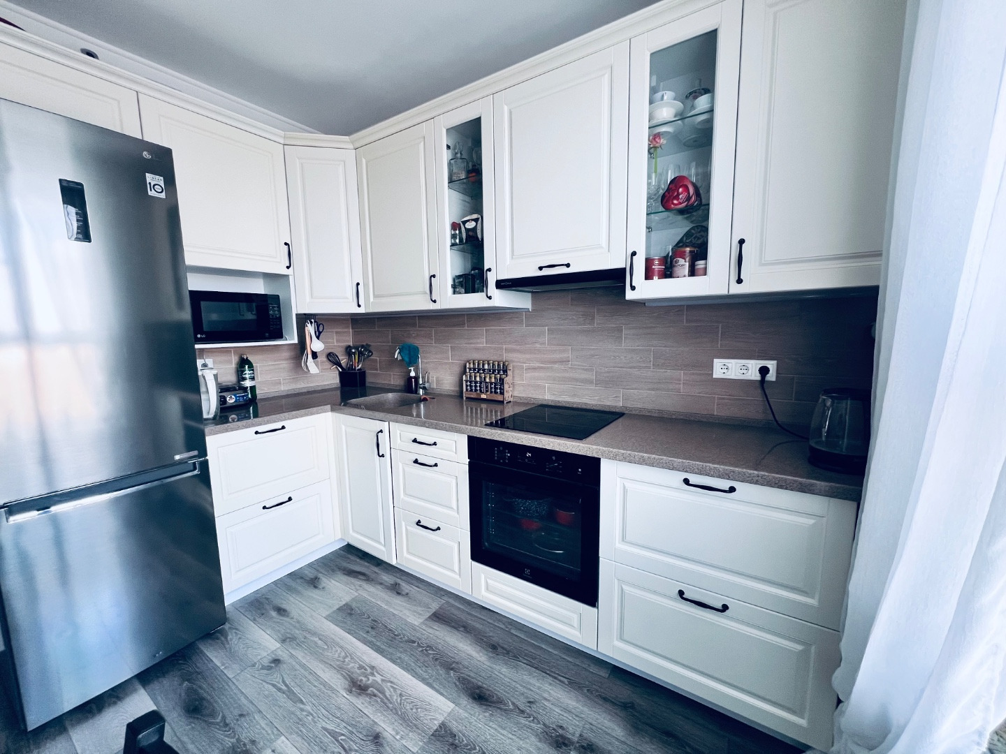 Видовая  2-х комнатная квартра ! 
Открытый , шикарный вид на лес! 
На площадке 4 квартиры! 
Во дворе : Школа, детский сад, поликлиника, ФИТНЕС, бассейн и прочее), различные магазины, кафе, пекарни, аптеки и много другое! Дворы без машин! 

Квартра ,очень  чистая ,ухоженная, все в отличном состоянии!