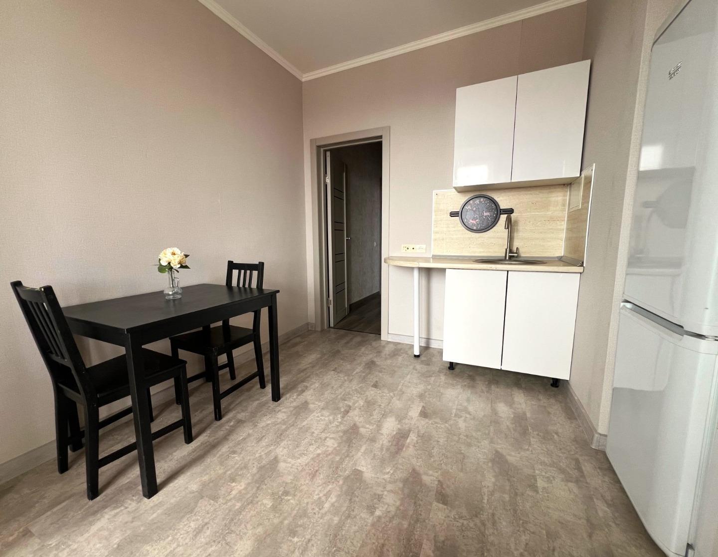 ВАША  уютная, двухкомнатная квартира в  доме с консьержем. 
Удобная планировка, две лоджии, окна выходят во двор . Прекрасный вид - можно любоваться закатами.
В пешей доступности есть все необходимое для комфортной жизни: детские сады, школы, поликлиника, ледовый дворец, дом культуры, ТЦ , рынок , с