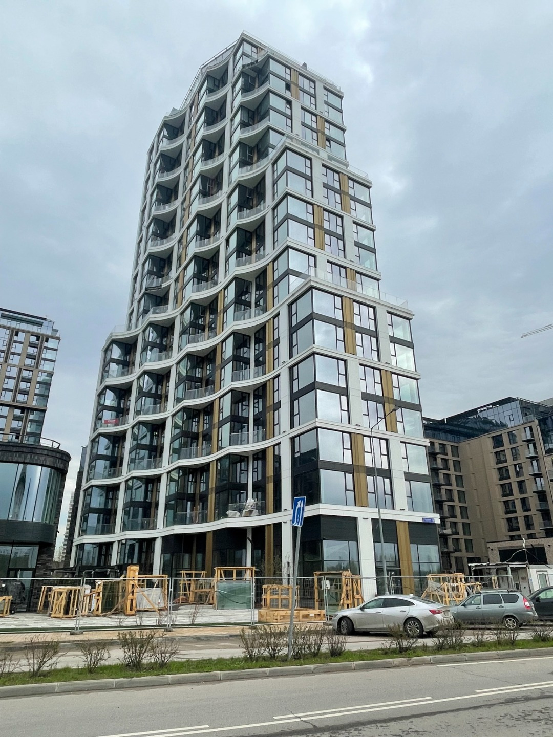 Срочная продажа! Ключи на руках , собственность получена ! Один собственник ,не единственное жилье , без обременений , свободная продажа . Так же есть Машино -место и кладовка большая .Самое лучшее предложение , дешевле чем у застройщика . Первая линия с видом на реку .  Звоните ,не упустите шанс вы