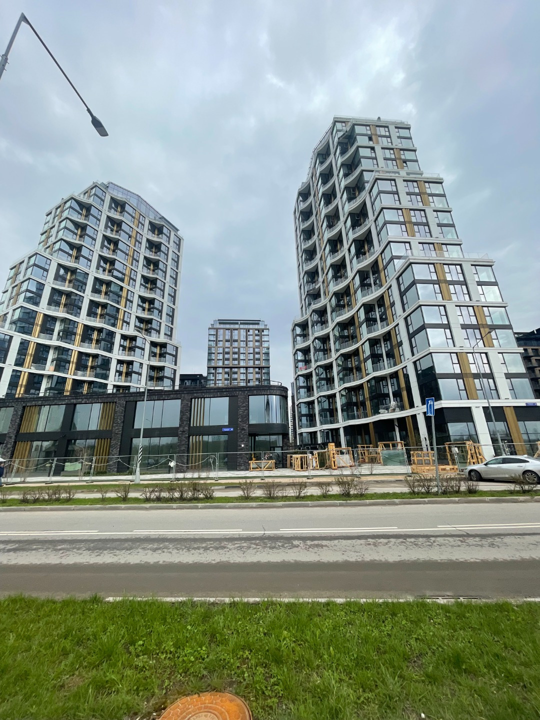 Срочная продажа! Ключи на руках , собственность получена ! Один собственник ,не единственное жилье , без обременений , свободная продажа . Так же есть Машино -место и кладовка большая .Самое лучшее предложение , дешевле чем у застройщика . Первая линия с видом на реку .  Звоните ,не упустите шанс вы