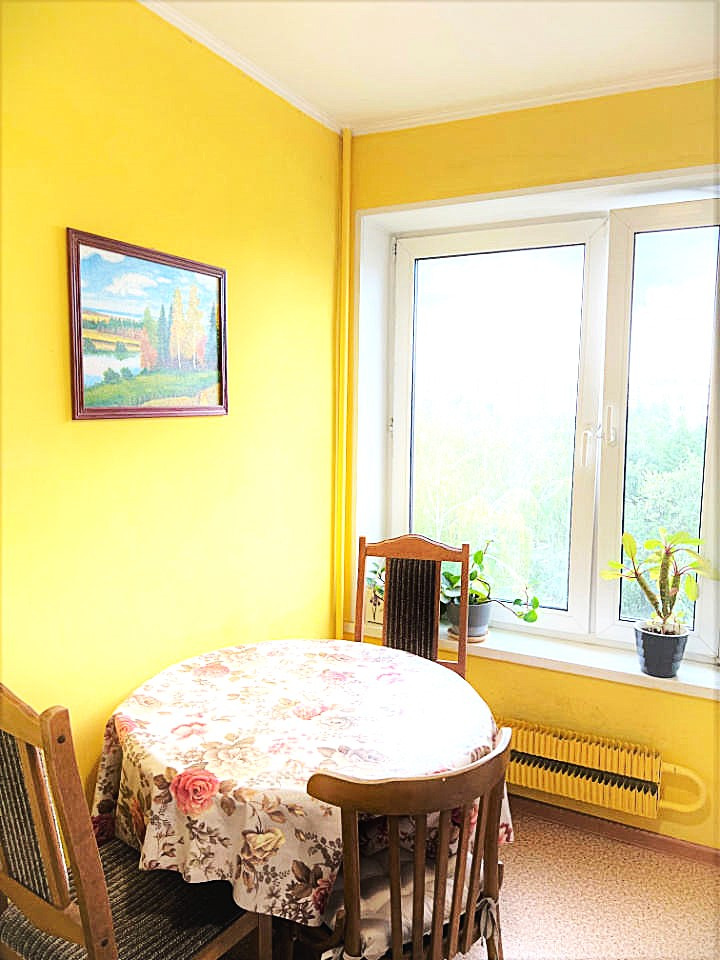     Ваша 3-х комнатная квартира с прекрасным видом на парк. Изолированная планировка. \
Огромная лоджия, можно любоваться закатами и восходами за чашечкой приятного напитка. 
Развитая инфраструктура: сады, школы, магазины.  До метро 10-15  минут ходом.
Один взрослый собственник. Быстрый выход на сде