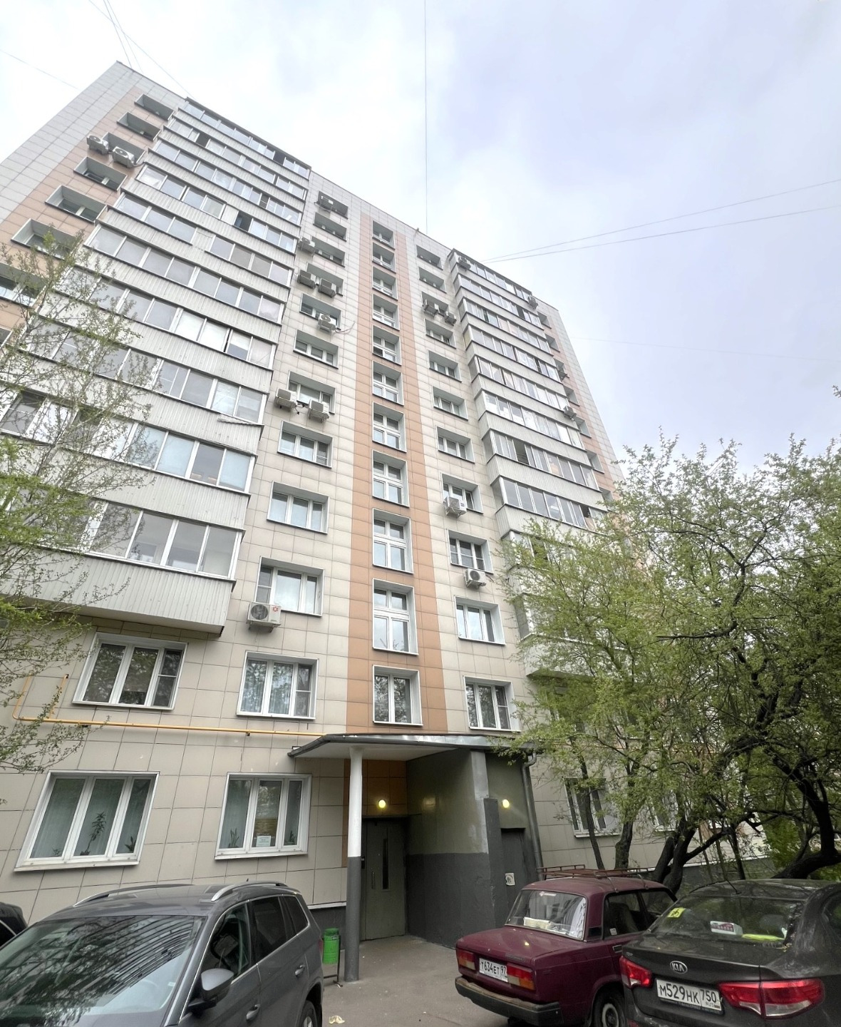 Ваша 1-комнатная квартира на западе Москвы!
Развитая инфраструктура: в шаговой доступности расположены школа, детский сад, клиники, салоны красоты, магазины, парки.
Удобная транспортная доступность: до ст. МЦД «Рабочий поселок» неспешным шагом 5-7 минут, метро Сетунь - две остановки общественным тра