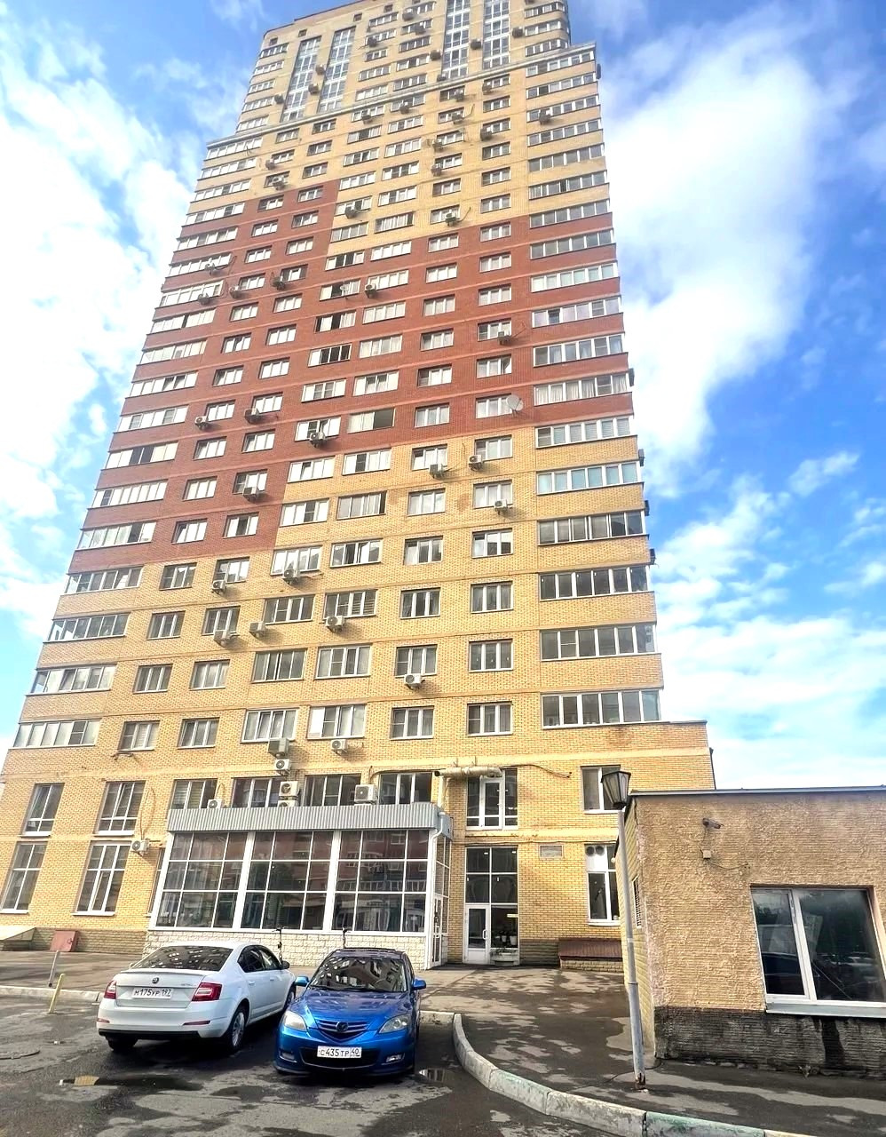 Срочно продается просторная 3-комнатная квартира-конструктор у парка!!!
 99,3 м² для вашего дизайн-проекта (без отделки). Тихий южный район Белая Дача, но при этом выезд на МКАД — 1 минута. Добираетесь до Москвы быстрее, чем из многих спальных районов столицы. ТРЦ «Мега Белая Дача» через дорогу — эт