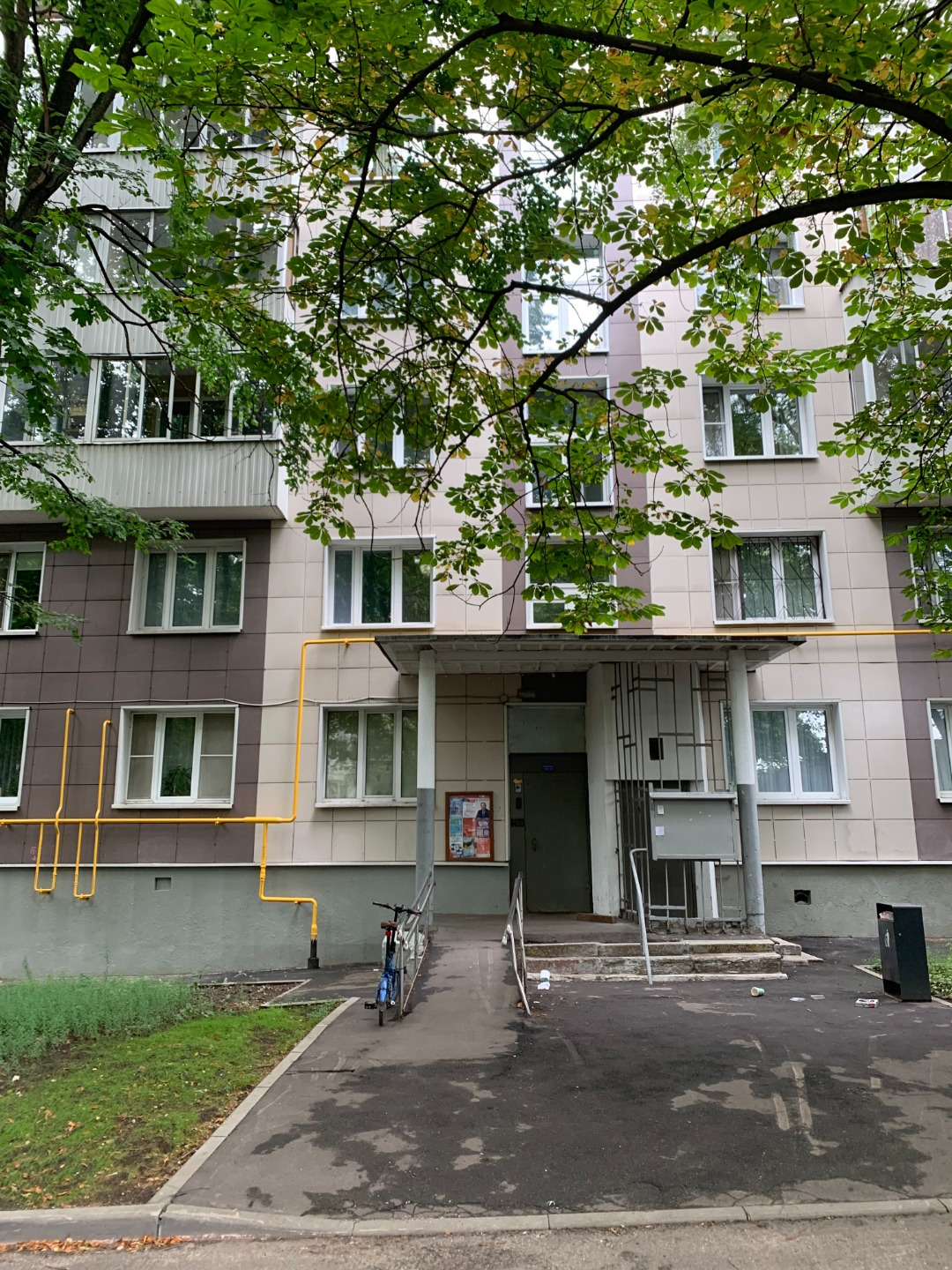 Продается трехкомнатная квартира в обычном жилом состоянии  , два взрослых собственника  , документы основание - приватизация более трех лет , соответственно полная стоимость в договоре , дом граничит с Измайловским парком , в квартире два балкона , 9 минут пешком до метро Первомайская .