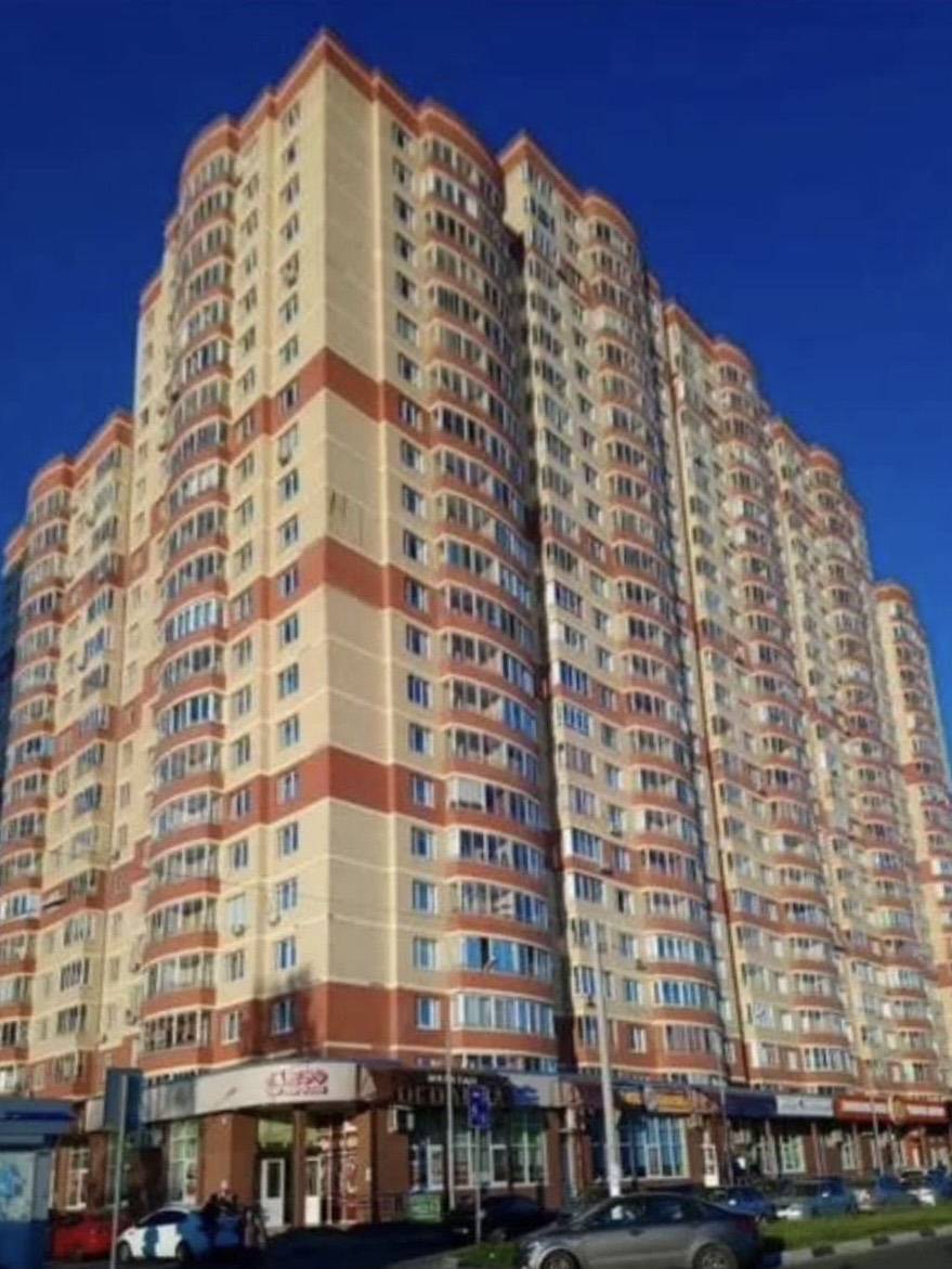 Продается 1/2 доля в квартире с хорошим ремонтом , юридически и физически свободная , один взрослый собственник , содольщица - проживает в другом городе , уведомление на руках , никто не живет , можно пользоваться и проживать во всей  квартире , свободная продажа , все подробности по телефону . 