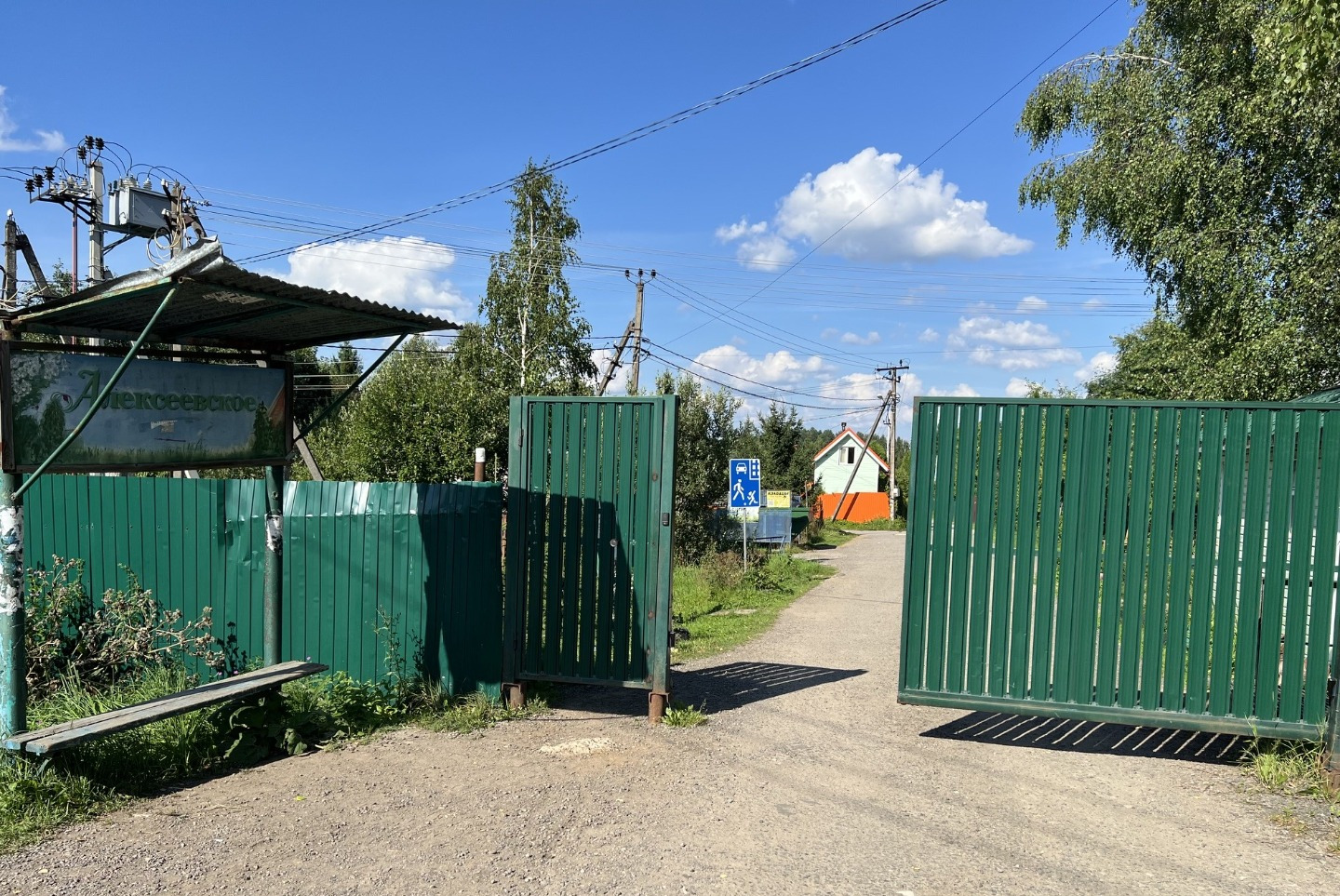 Продаем домик с участком в живописном СНТ. На участке летний домик, баня, колодец, погреб. При въезде - гараж.
Приятные соседи. Рядом лес.
Один собственник. Звоните, уважаемые коллеги и будущие собственники!