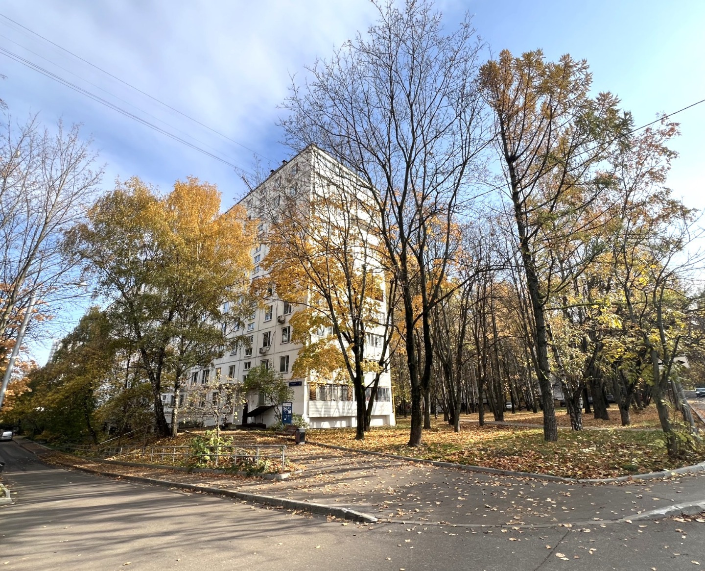      Ваша уютная, трехкомнатная  квартира на Западе Москвы!
Рядом с домом находятся: школы, детские сады, клиники и магазины, что делает этот район комфортным для семейного проживания.
Прекрасный парк 50 -летия Октября с благоустроенными зонами отдыха  и спорта. Уютные рестораны, кафе для гастрономи